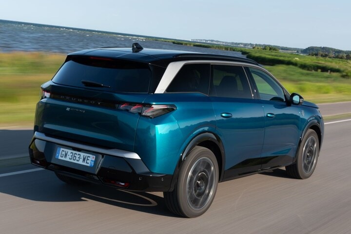 Peugeot e-5008