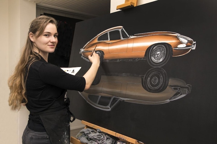 Brigitt Reuver schildert supercars en klassiekers