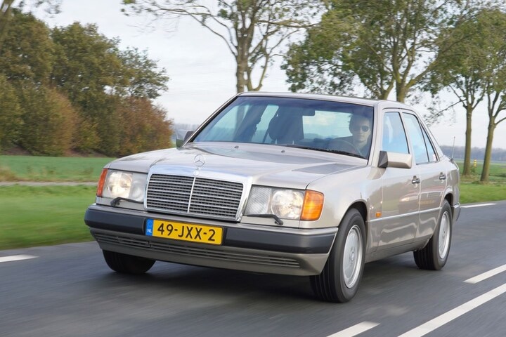 Broer en zus rijden allebei 30 jaar oude Mercedes-Benz