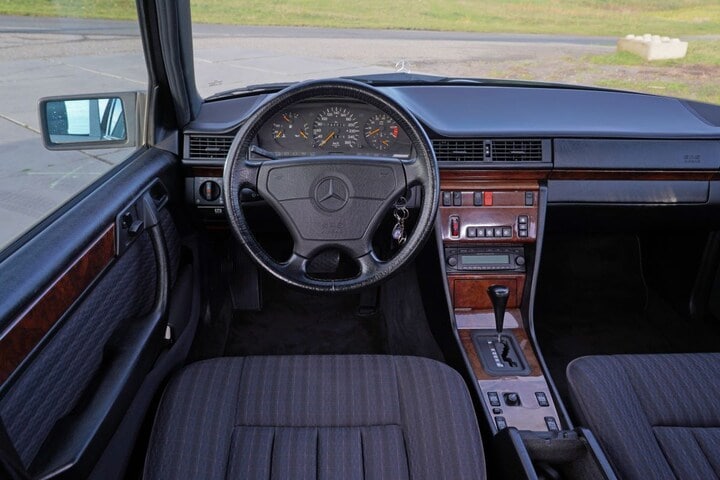Broer en zus rijden allebei 30 jaar oude Mercedes-Benz