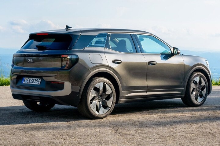 Ford Explorer Limited Edition Extended Range RWD