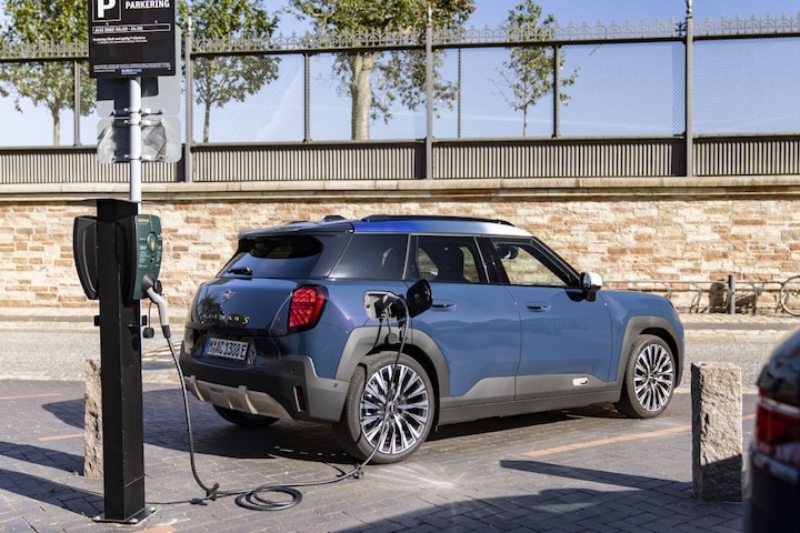 Mini Aceman 2024 - opladen bij laadpaal
