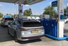 Volkswagen Passat bij een Aral tankstation in Duitsland