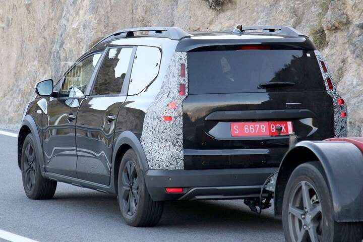 Dacia Jogger facelift spyshots