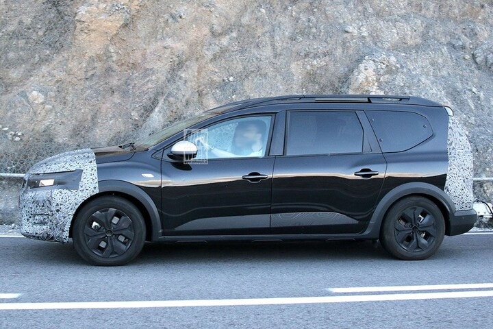 Dacia Jogger facelift spyshots