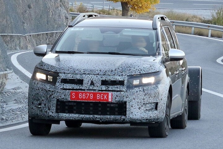 Dacia Jogger facelift spyshots