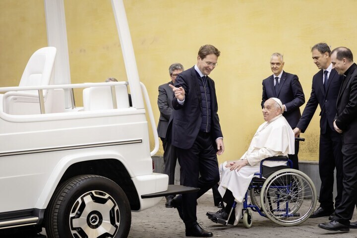 Pausmobiel Popemobile Mercedes-Benz G-klasse