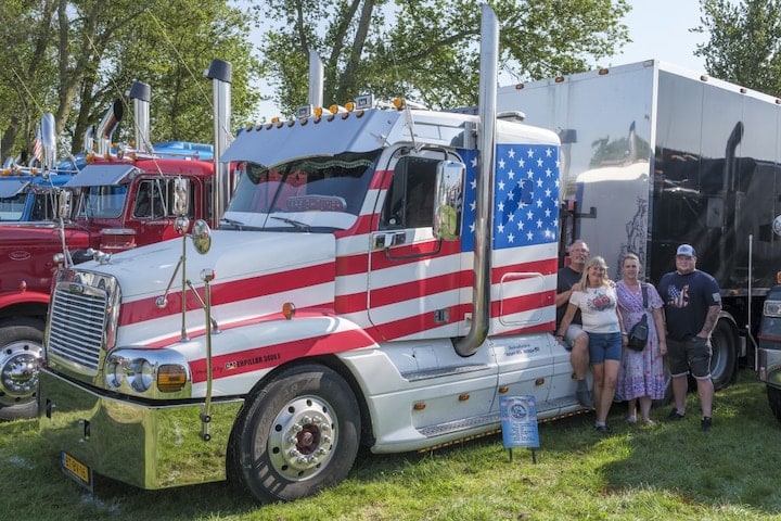 Amerikaanse truck als camper: Freightliner met trailer