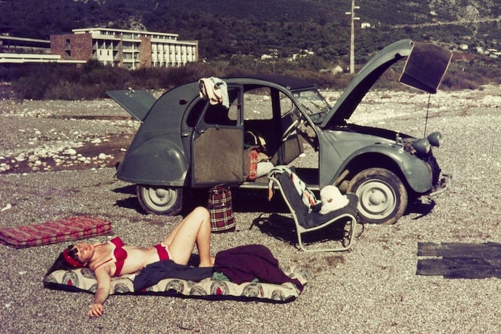 Citroen 2CV met bankje eruit