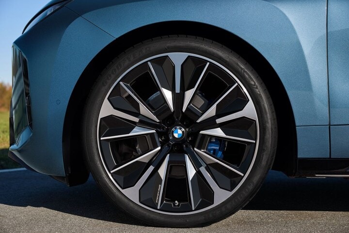 BMW iX facelift