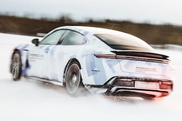 Porsche Taycan GTS drift