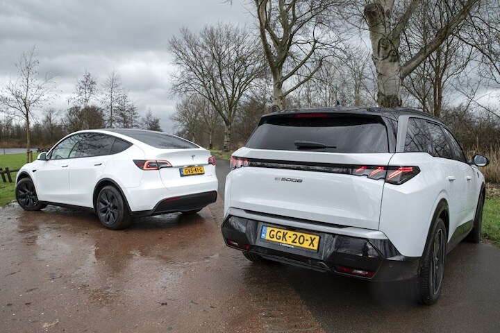 Peugeot E-5008 Tesla Model Y dubbeltest