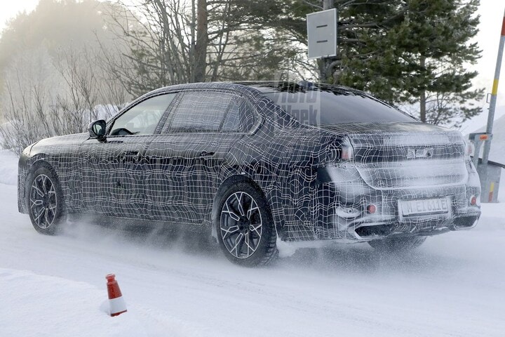 BMW 7-serie facelift spyshots