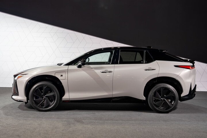 Lexus RZ (EMBARGO 12/3)
