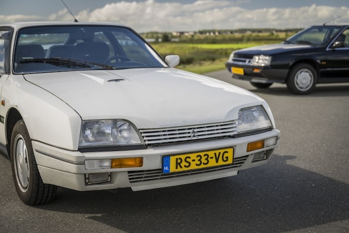 Citroen CX uit 1987 en Renault 25 op de achtergrond