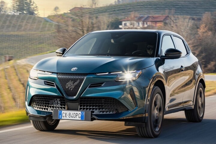 Alfa Romeo Junior Ibrida Q4