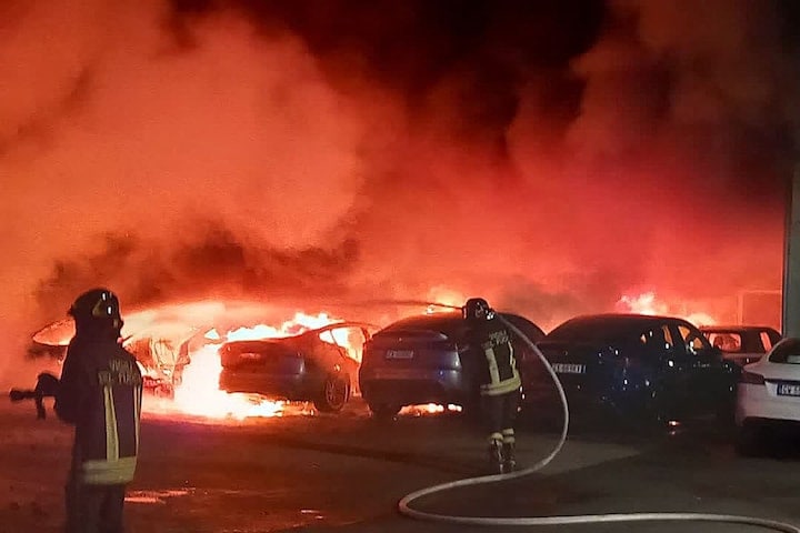 Tesla dealer brand (ANP)