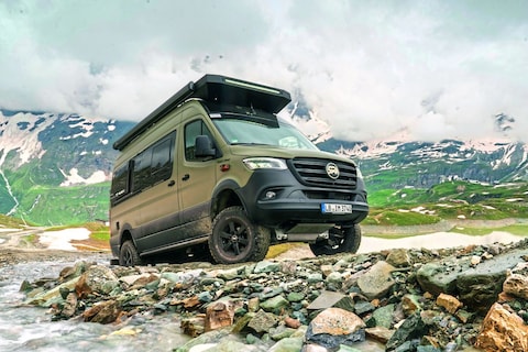 Je ziet steeds vaker opgeruigde campers, wat kan zo'n hoogpotige 4x4?