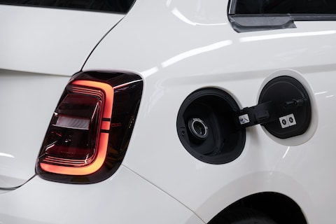 Bewezen door vulhals en pook: dit is de Fiat 500 op benzine!