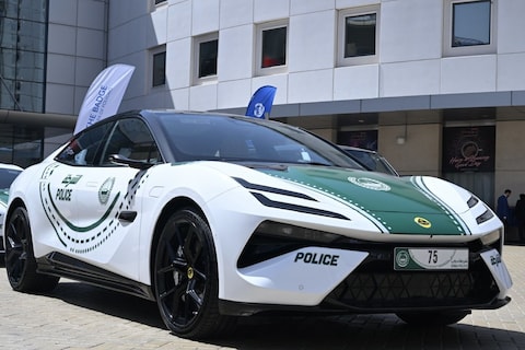 Dubai helpt en beboet toeristen per elektrische Lotus Emeya