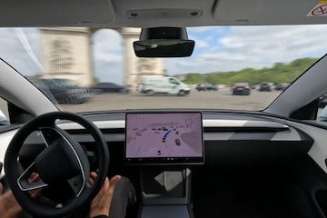 Tesla Model 3 Arc de Triomphe