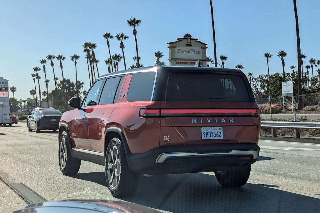 Californië laadpaal Cybertruck Ferrari 456 Venice Rivian