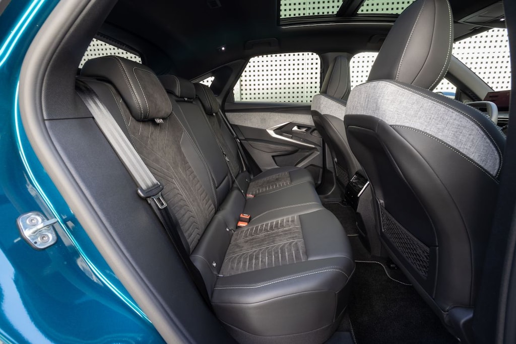 Peugeot e-3008 325 Dual Motor (2025) interieur