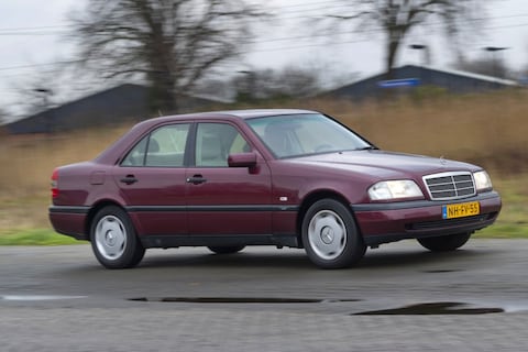 Mercedes-Benz C180 Classic (1996) - Ook al is hij erg basic, hij voelt als een echte Benz