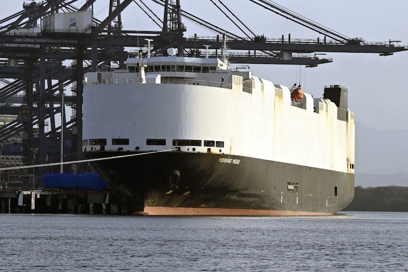 Morning Midas schip met auto's (ANP)