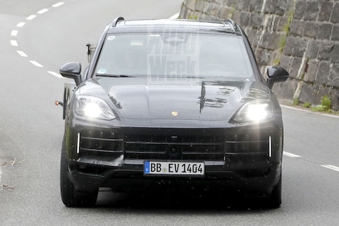 Vernieuwde Porsche Cayenne trekt door de Alpen