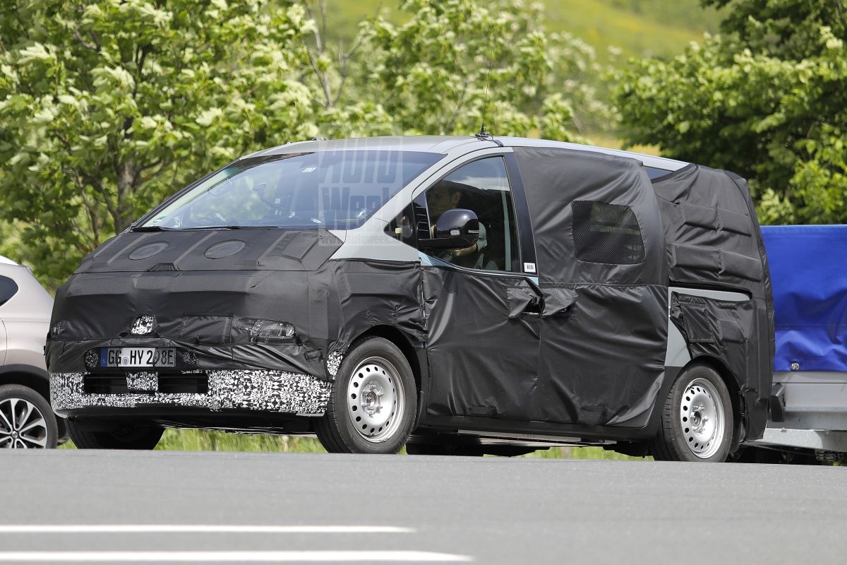 Hyundai Staria spyshots