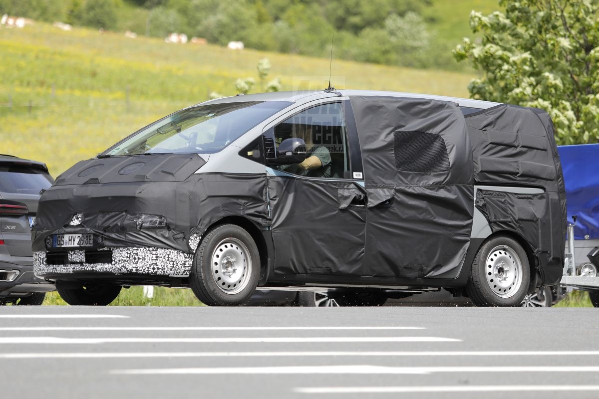 Hyundai Staria spyshots