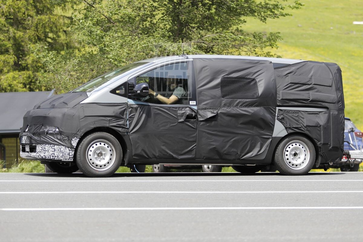 Hyundai Staria spyshots