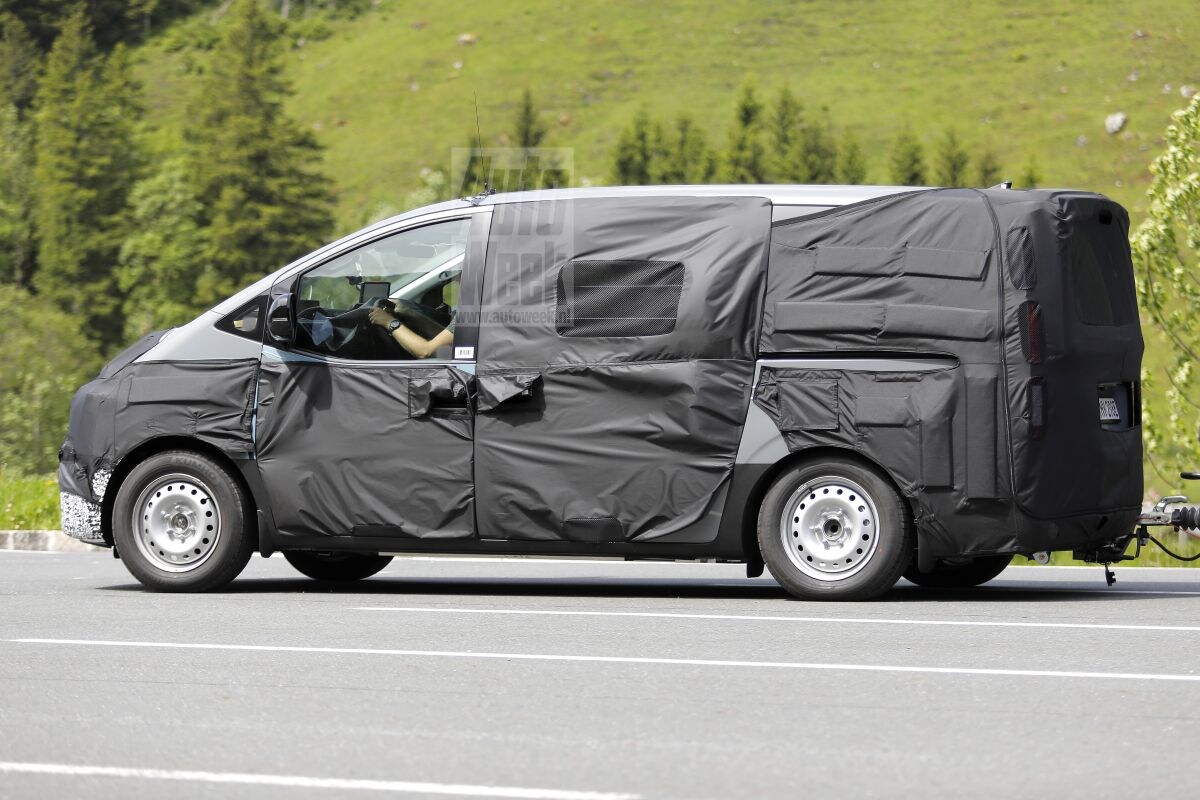 Hyundai Staria spyshots