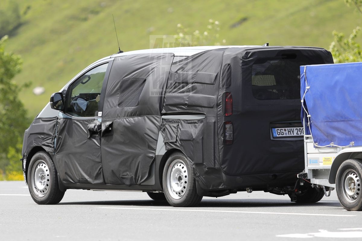 Hyundai Staria spyshots
