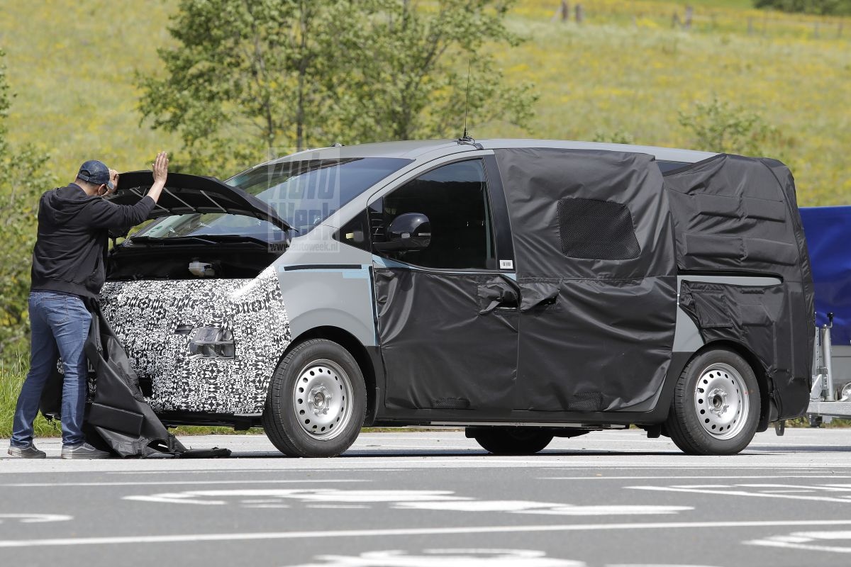 Hyundai Staria spyshots