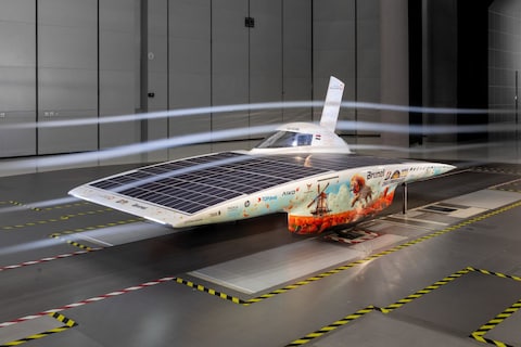 Nieuwe Nederlandse zonneauto rijdt niet alleen op zonnekracht