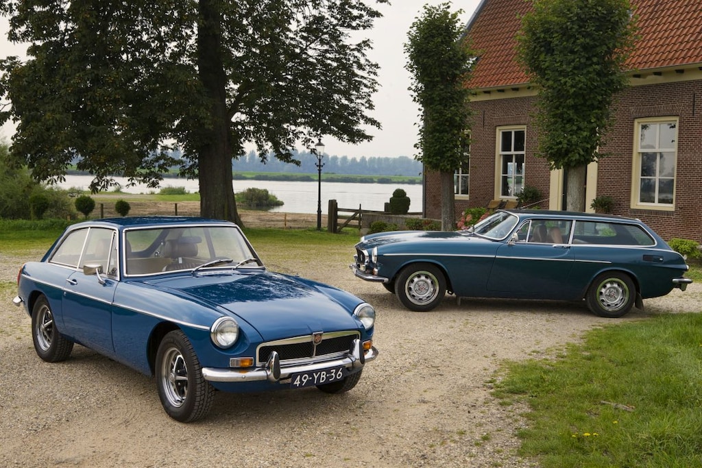 MG B GT vs Volvo 1800 ES