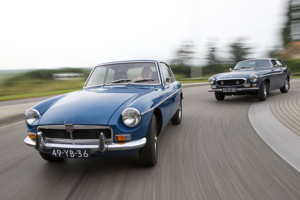 MG B GT vs Volvo 1800 ES