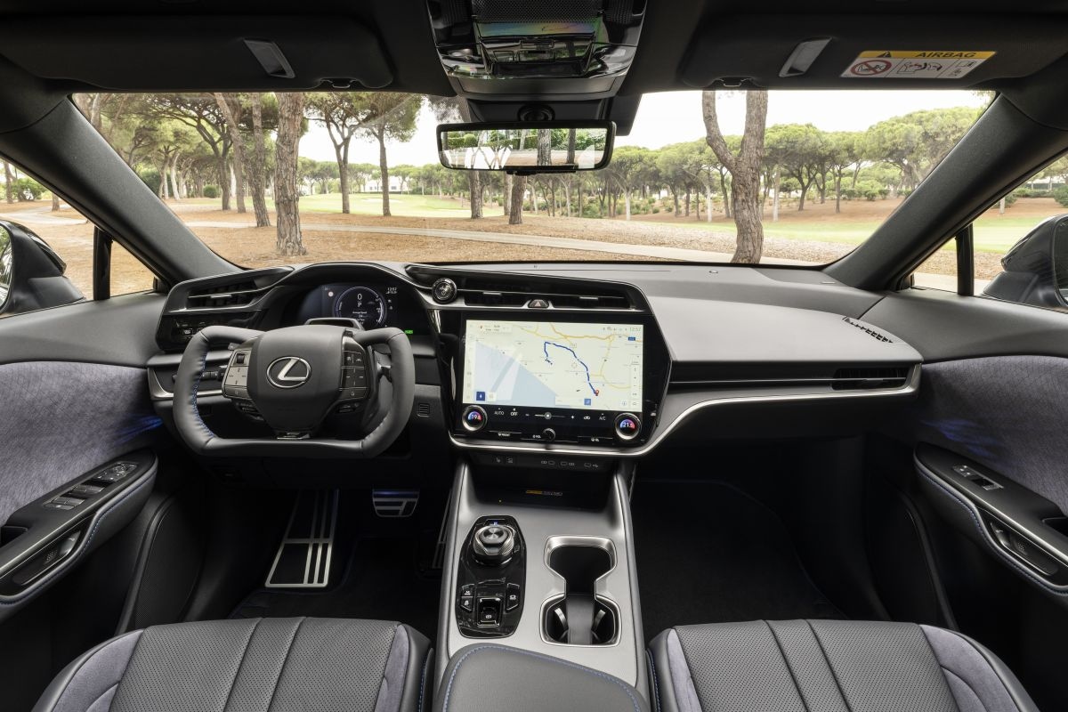 Lexus RZ 550e F Sport (2025) - interieur