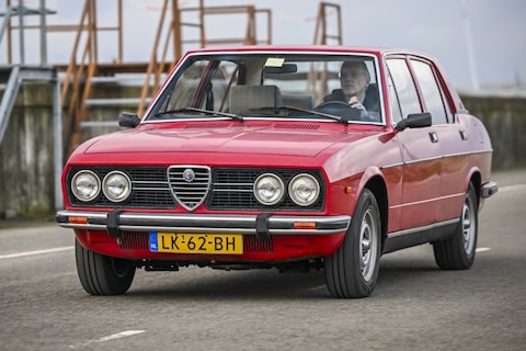 Deze klassieke Alfa Romeo kent bijna niemand en klinkt als een Volvo 240