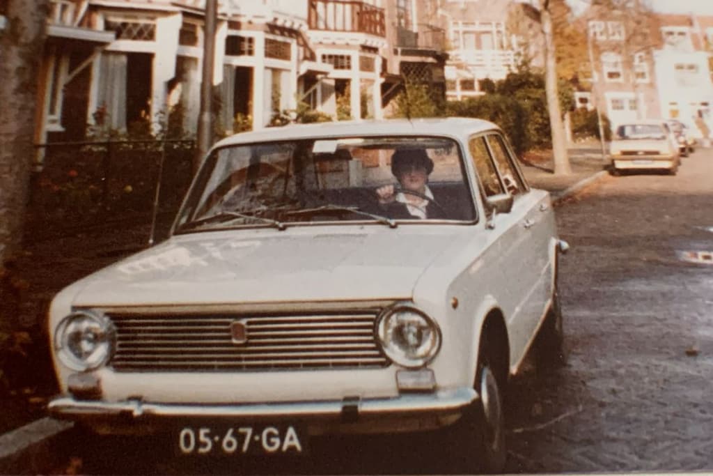 Carla en haar eerste auto, een Fiat 124