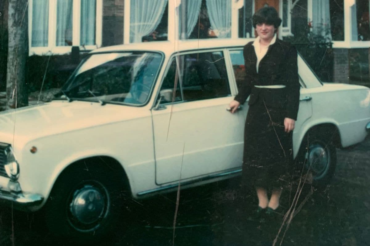 Carla en haar eerste auto, een Fiat 124
