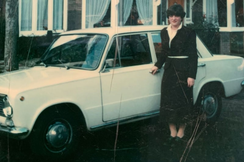 Carla en haar eerste auto, een Fiat 124
