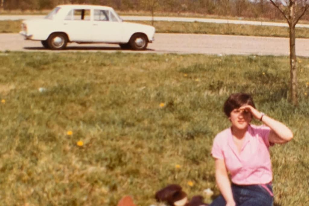Carla en haar eerste auto, een Fiat 124