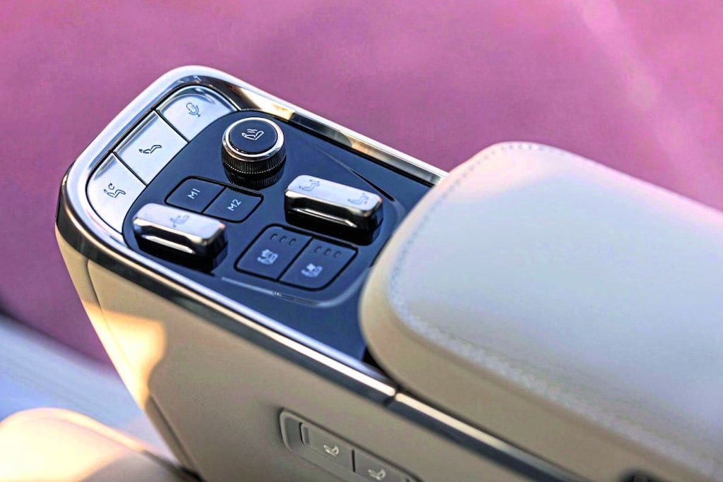 Volvo EM90