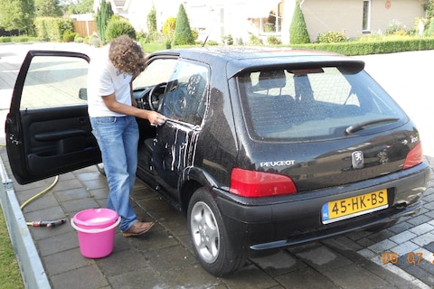 Joep had nogal wat eisen voor zijn eerste auto: het werd deze Peugeot 106