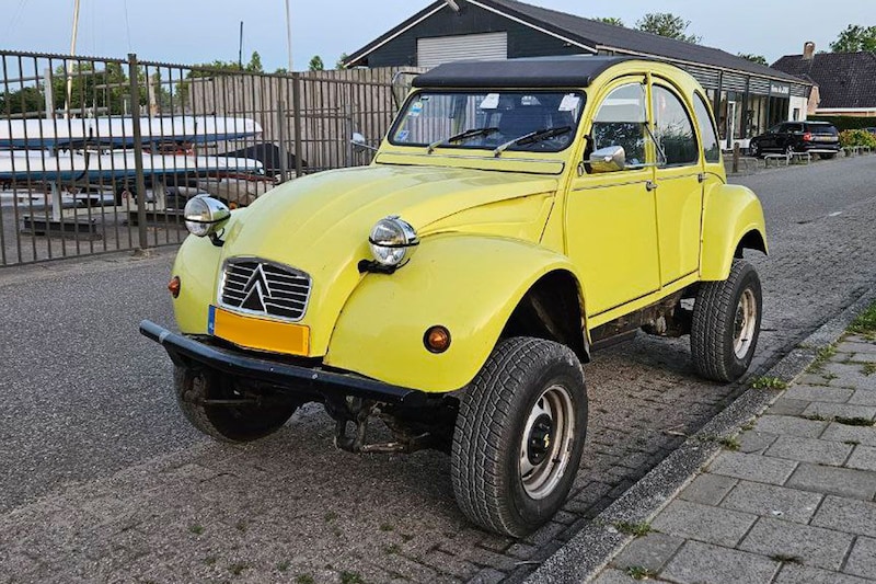 Jeep Citroën 2CV in het wild