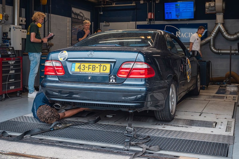 Budgetbrigade 2025 - Mercedes CLK 200 - Op de rollenbank