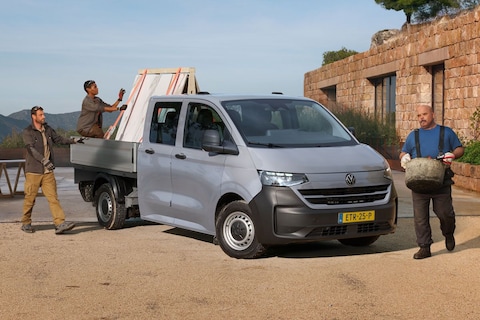 Volladen met een vorkheftruck: Volkswagen e-Transporter als pick-up!